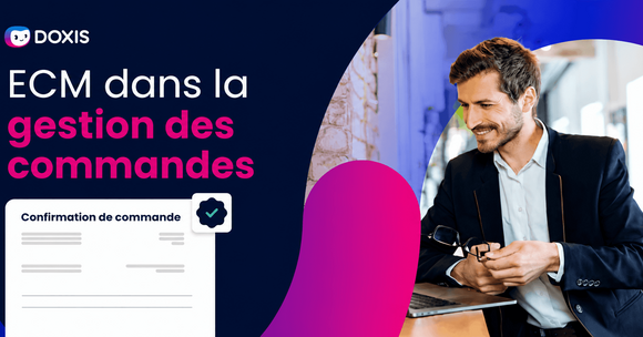 Un homme en costume sourit en travaillant sur un ordinateur portable, avec un document intitulé 'Confirmation de commande' à proximité.