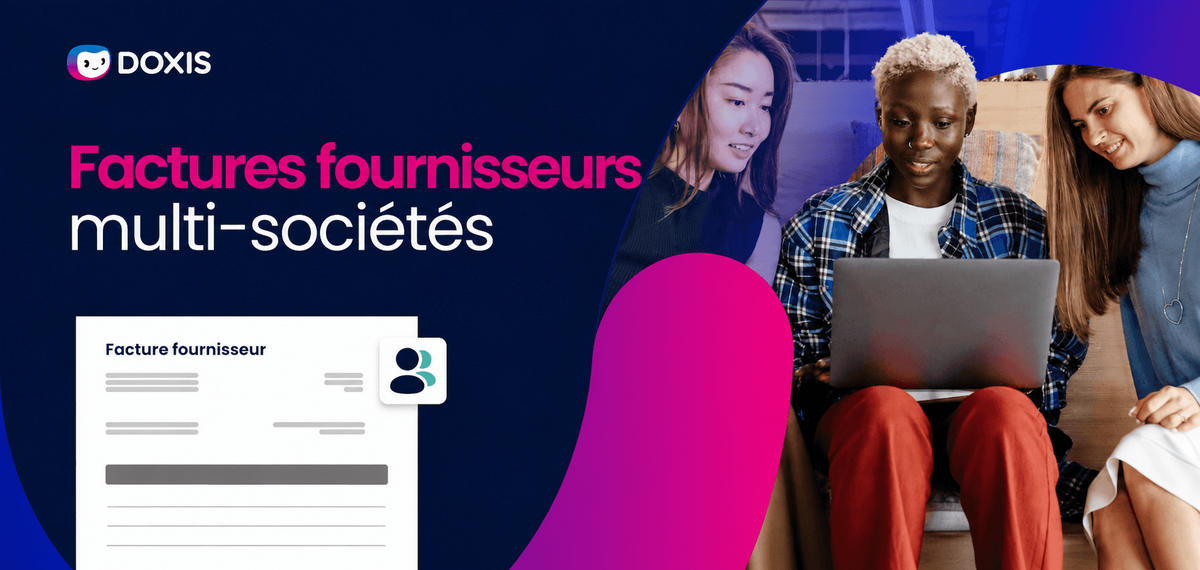 Trois personnes collaborant sur un ordinateur portable, avec un modèle de document visible.