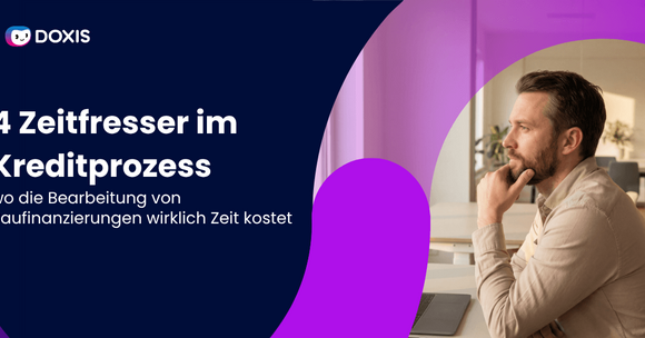 Ein bärtiger Mann, der nachdenklich auf einen Laptop in einem modernen Büro schaut.