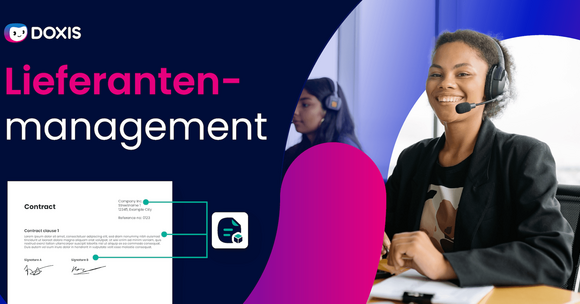 Eine Frau mit Headset lächelt in die Kamera, mit einem Vertragsdokument neben ihr, das das Lieferantenmanagement fördert.