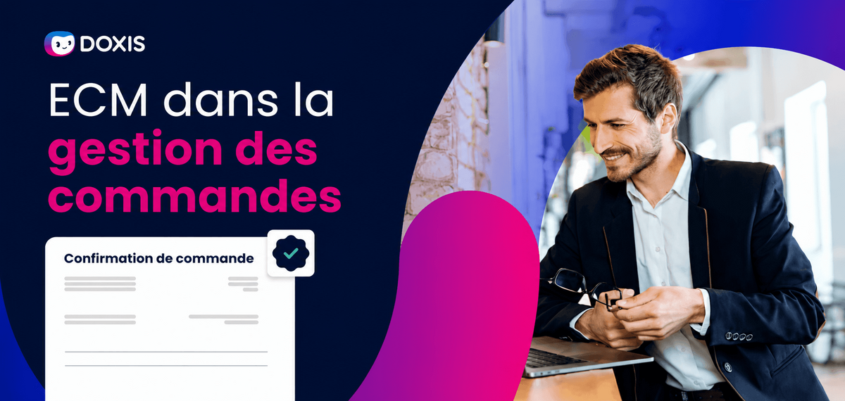 Un homme en costume sourit en travaillant sur un ordinateur portable, avec un document intitulé 'Confirmation de commande' à proximité.