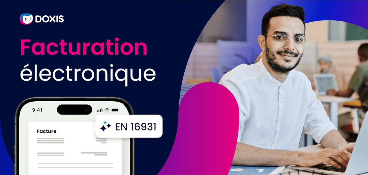 Un homme en chemise blanche est assis à un bureau avec un téléphone affichant une facture électronique.