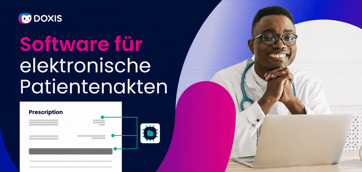 Lächelnder Gesundheitsfachmann im weißen Kittel mit Stethoskop, mit elektronischer Patientenakte-Software.
