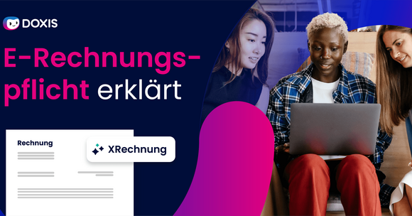 Drei Personen diskutieren über E-Rechnungen, während sie auf einen Laptop schauen.