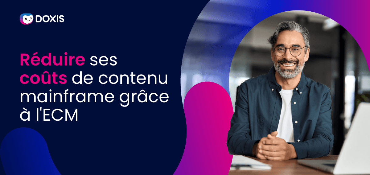Homme souriant assis à un bureau avec un ordinateur portable, promouvant des solutions ECM.