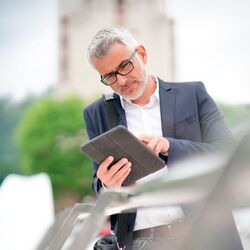 Mann archiviert ein Dokument revisionssicher über die Cloud
