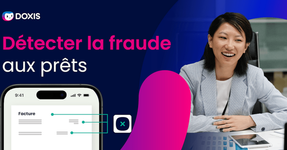 Une femme souriante discutant de la détection de fraude dans les prêts, avec un téléphone affichant un document.