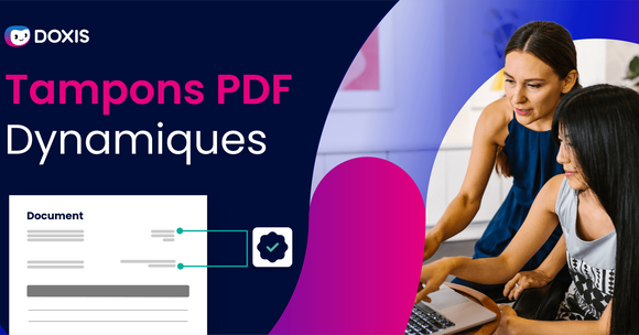 Deux femmes collaborant sur un ordinateur portable avec une mise en page de document affichée.