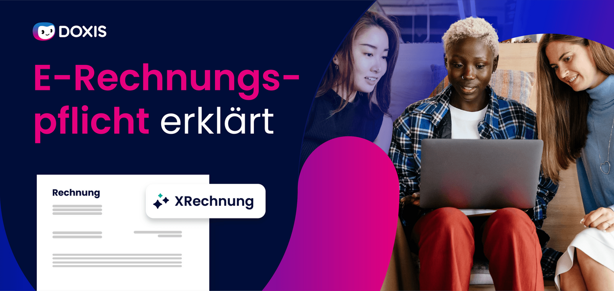 Drei Personen diskutieren über E-Rechnungen, während sie auf einen Laptop schauen.