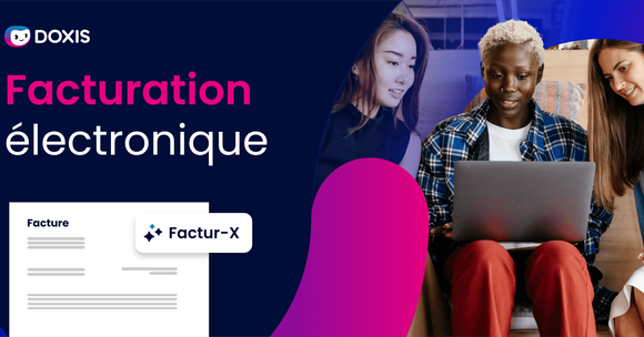 Trois personnes collaborent sur un ordinateur portable concernant la facturation électronique.