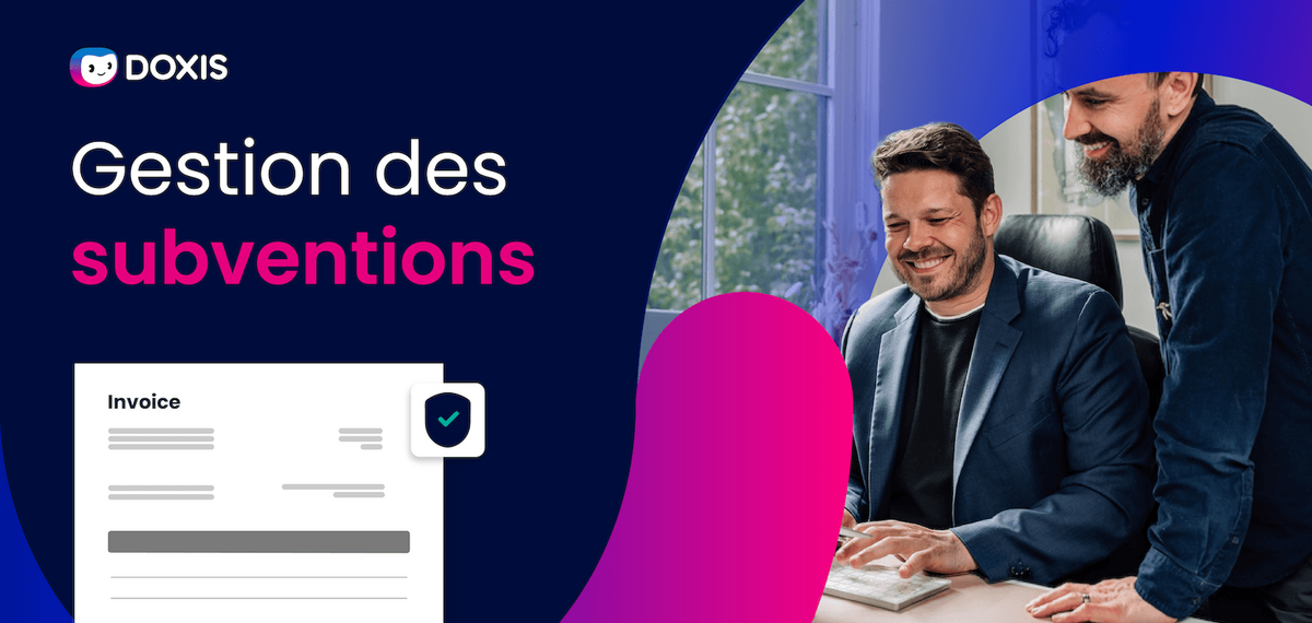 Deux hommes discutent d'une facture avec un ordinateur dans un bureau lumineux.