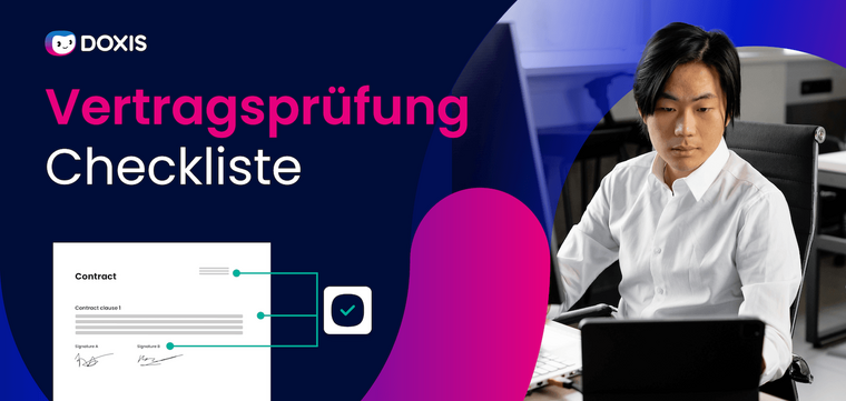 Eine Person überprüft eine Vertragscheckliste auf einem Laptop mit einem Dokument im Vordergrund.