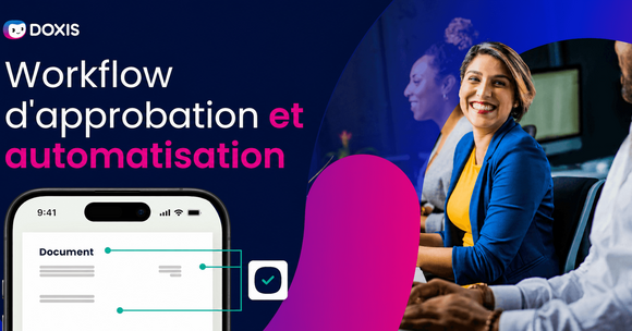 Une femme souriante lors d'une réunion, discutant de l'approbation de documents et de l'automatisation sur un appareil mobile.