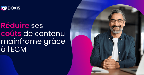 Homme souriant assis à un bureau avec un ordinateur portable, promouvant des solutions ECM.