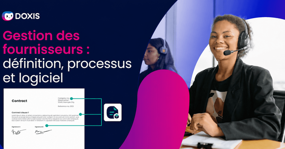 Une femme souriante portant un casque dans un bureau moderne, avec un document de contrat en vue.