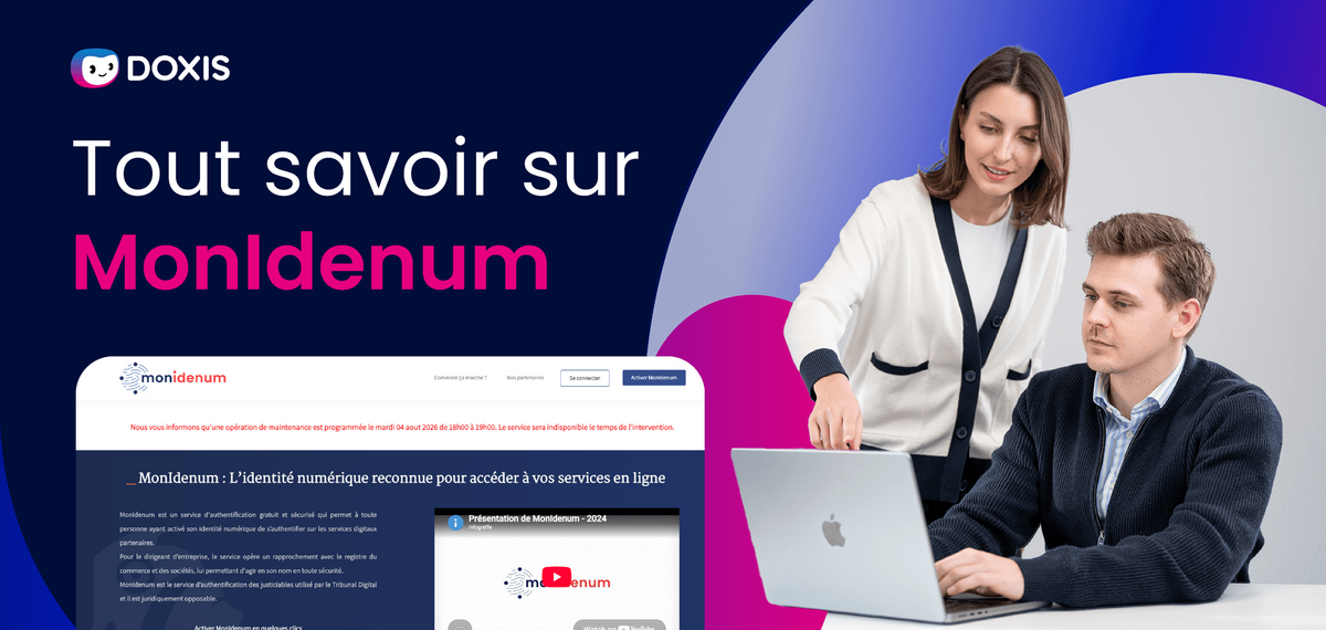 Deux personnes travaillant sur un ordinateur portable, avec un site Web sur MonIdenum affiché à l'écran.