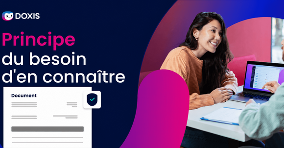 Deux personnes discutent d'un document sur un ordinateur portable dans un espace de travail moderne.