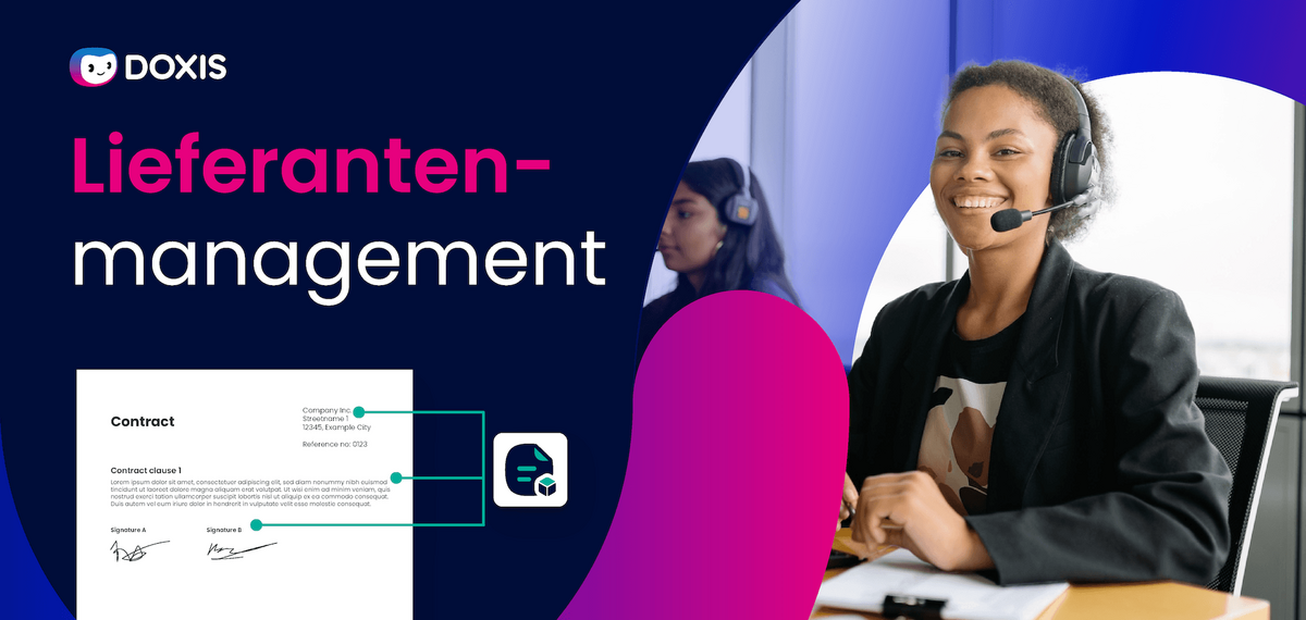 Eine Frau mit Headset lächelt in die Kamera, mit einem Vertragsdokument neben ihr, das das Lieferantenmanagement fördert.