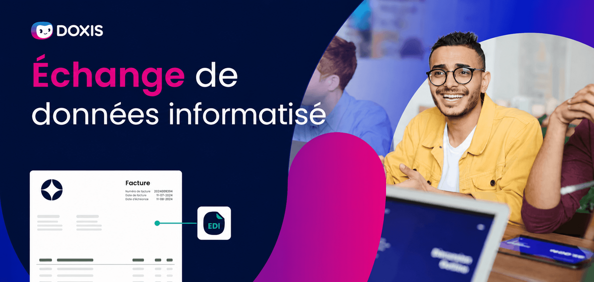 Un jeune homme souriant en veste jaune, entouré de collègues, avec un document numérique pour l'échange de données au premier plan.