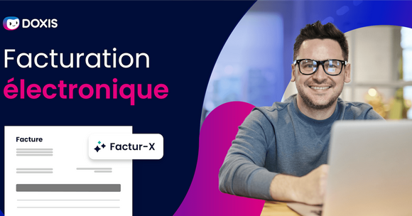Homme souriant en pull travaillant sur un ordinateur portable avec un graphique de facture et le branding de Doxis et Factur-X.