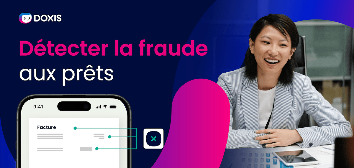 Une femme souriante discutant de la détection de fraude dans les prêts, avec un téléphone affichant un document.