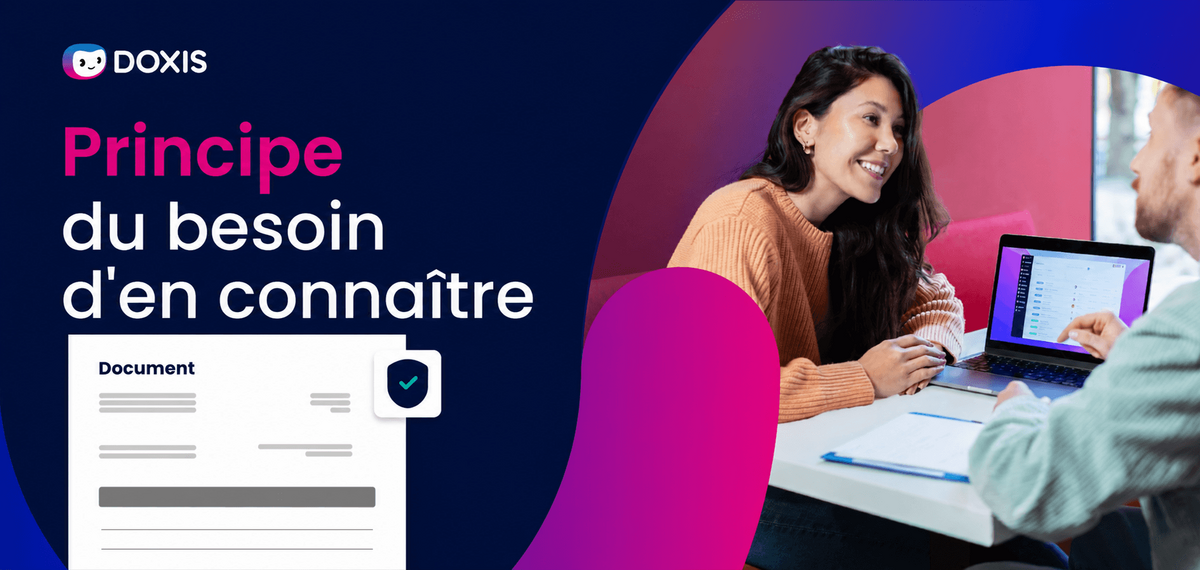 Deux personnes discutent d'un document sur un ordinateur portable dans un espace de travail moderne.
