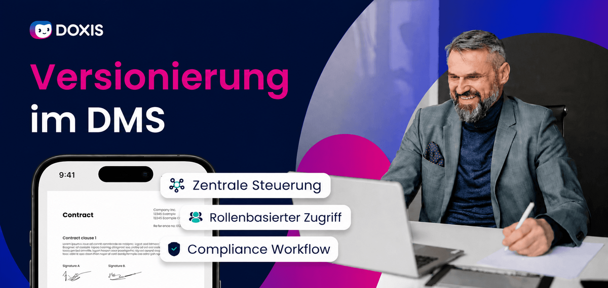 Ein lächelnder Mann in einem Blazer sitzt an einem Schreibtisch und prüft einen Vertrag auf einem Laptop.
