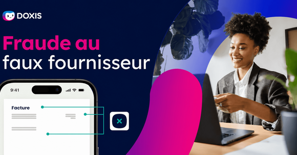 Une femme en blazer sourit en utilisant un ordinateur portable, avec un smartphone affichant un document au premier plan.