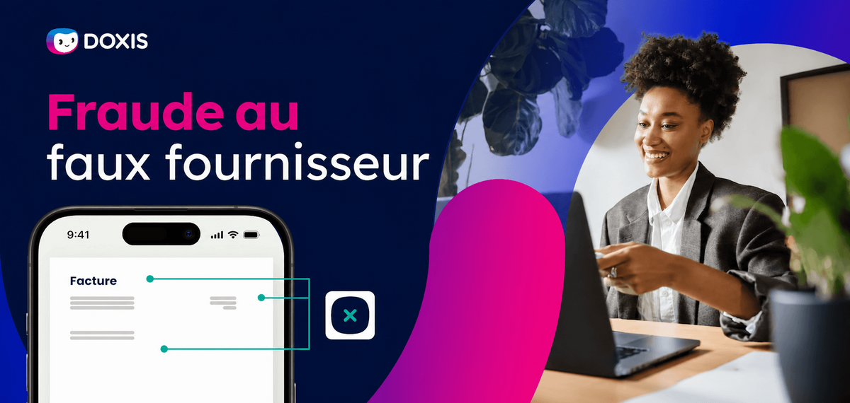 Une femme en blazer sourit en utilisant un ordinateur portable, avec un smartphone affichant un document au premier plan.