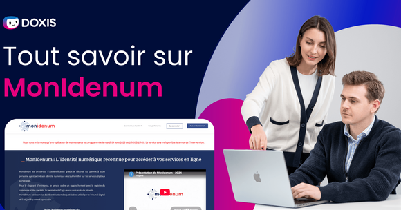 Deux personnes travaillant sur un ordinateur portable, avec un site Web sur MonIdenum affiché à l'écran.