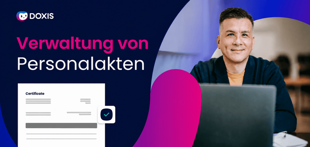 Ein Mann lächelt bei einem Laptop mit einer Grafik eines Zertifikats, die die Personalaktenverwaltung fördert.