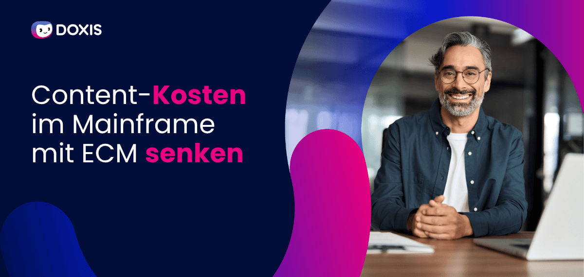 Lächelnder Mann an einem Schreibtisch mit Laptop, der die Kostenreduzierung von Inhalten im Mainframe mit ECM fördert.