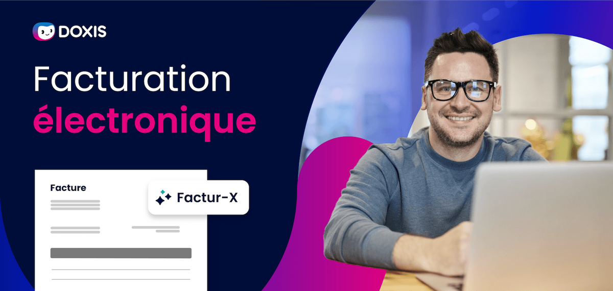 Homme souriant en pull travaillant sur un ordinateur portable avec un graphique de facture et le branding de Doxis et Factur-X.