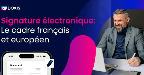 Un homme souriant en costume travaillant sur un ordinateur portable, discutant des signatures électroniques.