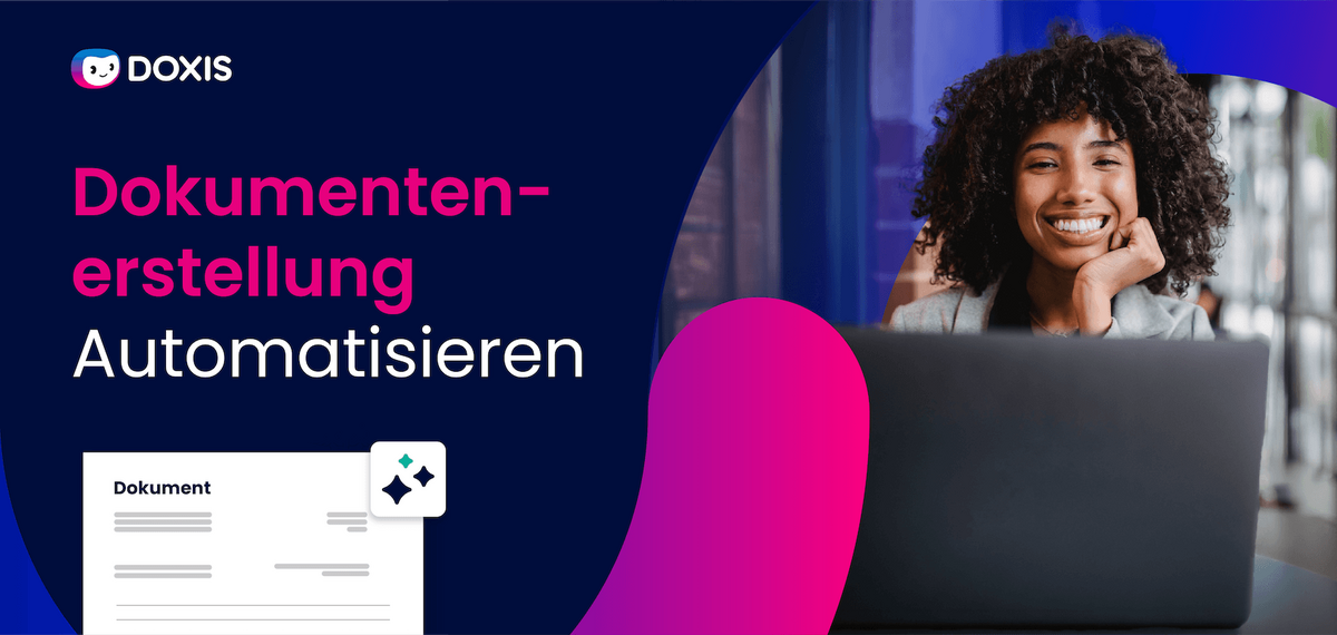 Lächelnde Frau mit lockigem Haar, die an einem Laptop sitzt und Dokumentenautomatisierung fördert.