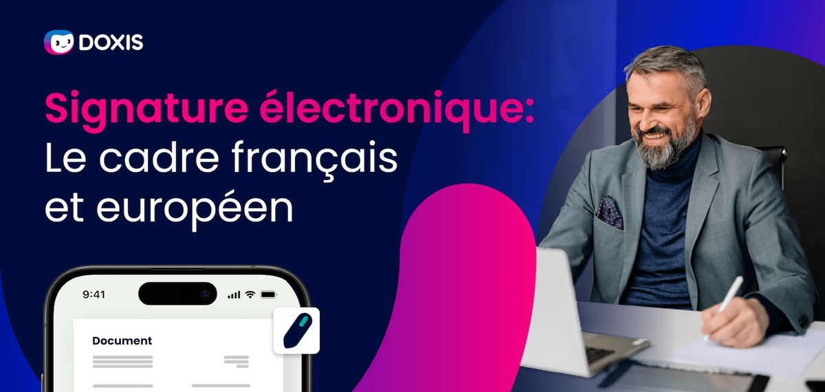 Un homme souriant en costume travaillant sur un ordinateur portable, discutant des signatures électroniques.