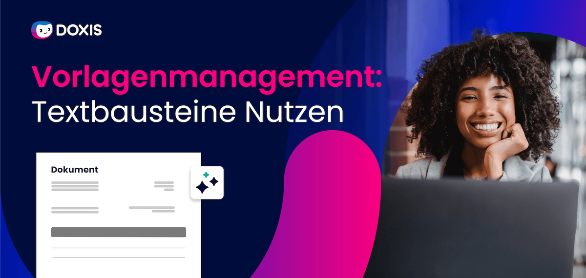 Eine lächelnde Frau mit lockigem Haar sitzt an einem Laptop und zeigt Konzepte des Dokumentenmanagements.