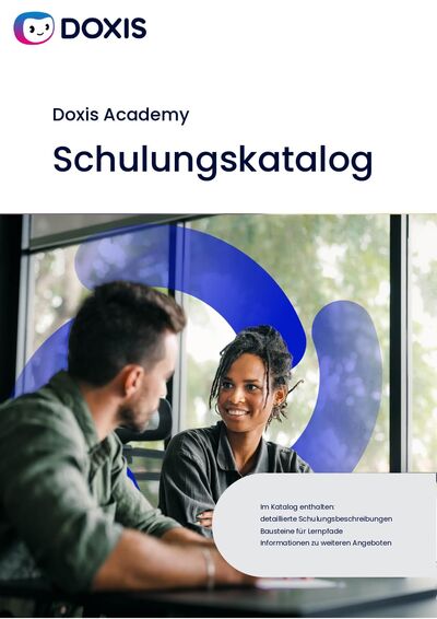 Zwei Personen diskutieren in einem modernen Büro, mit einem Doxis Academy Katalog sichtbar.