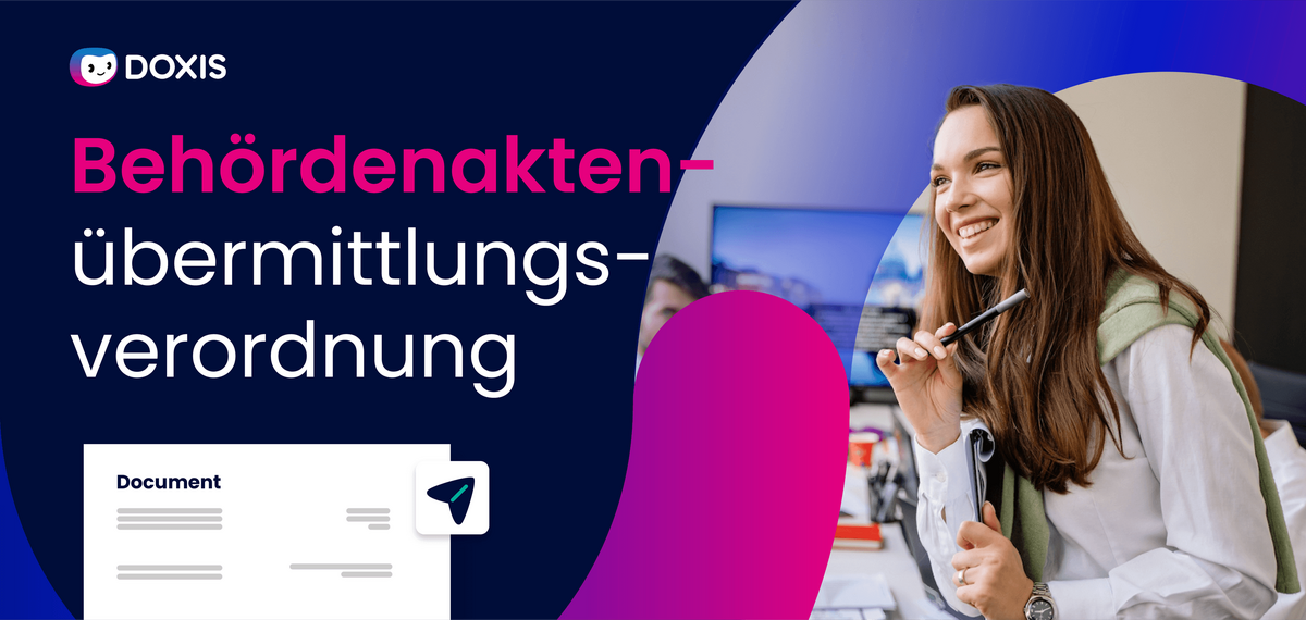 Eine lächelnde Frau hält einen Stift, mit einem sichtbaren Dokument mit dem Titel 'Dokument'.