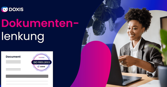 Eine lächelnde Frau in einem Blazer arbeitet an einem Laptop, neben ihr ein Dokument mit ISO-Zertifizierung.