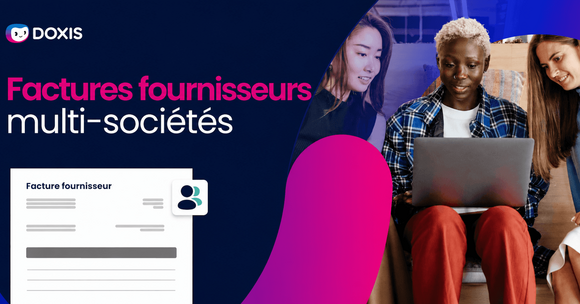 Trois personnes collaborant sur un ordinateur portable, avec un modèle de document visible.