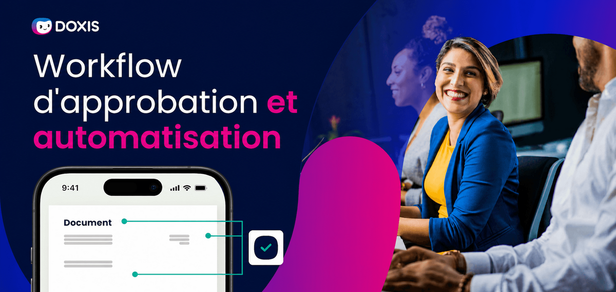 Une femme souriante lors d'une réunion, discutant de l'approbation de documents et de l'automatisation sur un appareil mobile.