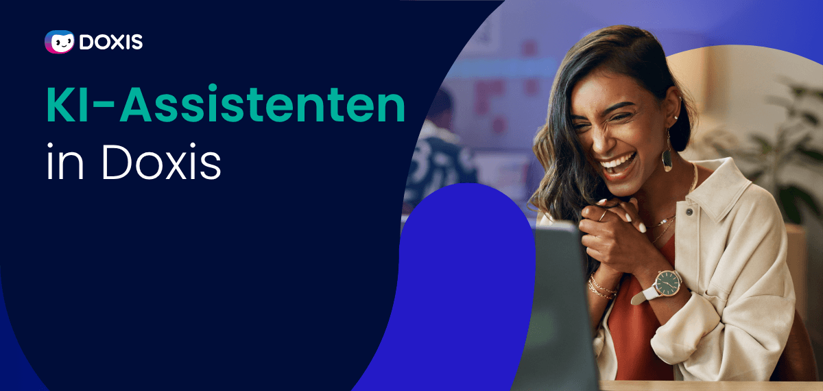 Eine Frau lächelt und ist begeistert, während sie einen Laptop benutzt, um KI-Assistenten in Doxis zu zeigen.