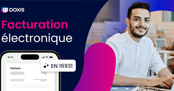 Un homme en chemise blanche est assis à un bureau avec un téléphone affichant une facture électronique.