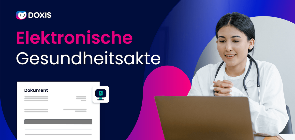 Ein Gesundheitsfachmann lächelt, während er einen Laptop für elektronische Gesundheitsakten verwendet.