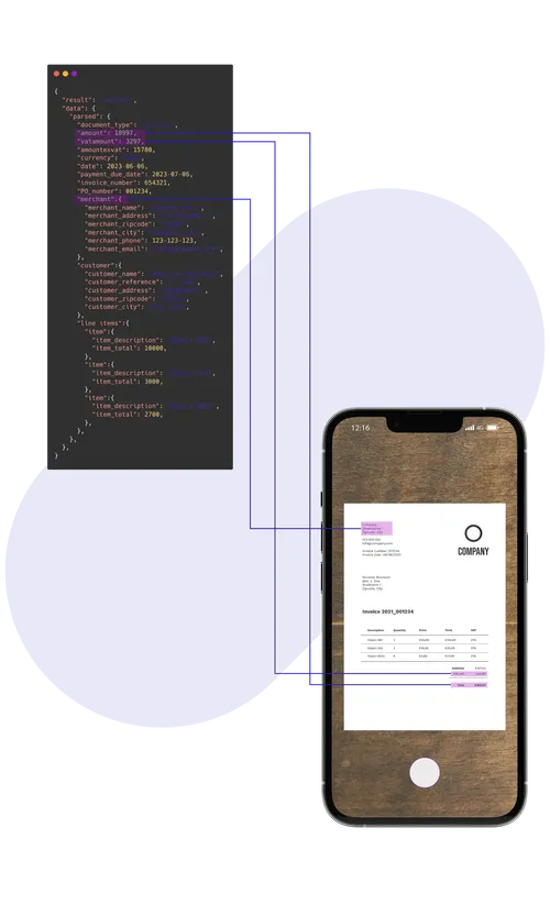 Eine Rechnung auf einem Smartphone neben Codeschnipseln angezeigt.