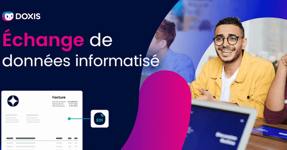 Un jeune homme souriant en veste jaune, entouré de collègues, avec un document numérique pour l'échange de données au premier plan.