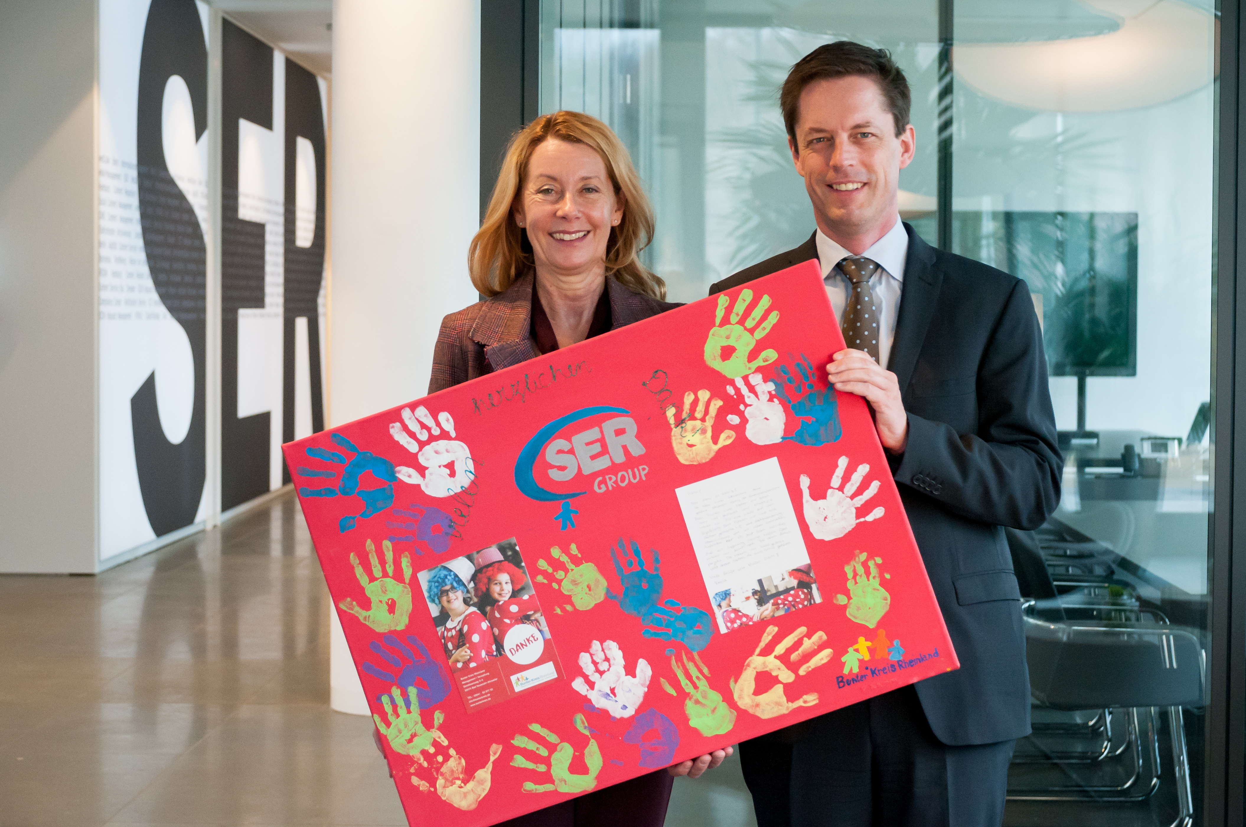 Bunter Kreis überreicht Danke-schön-Bild