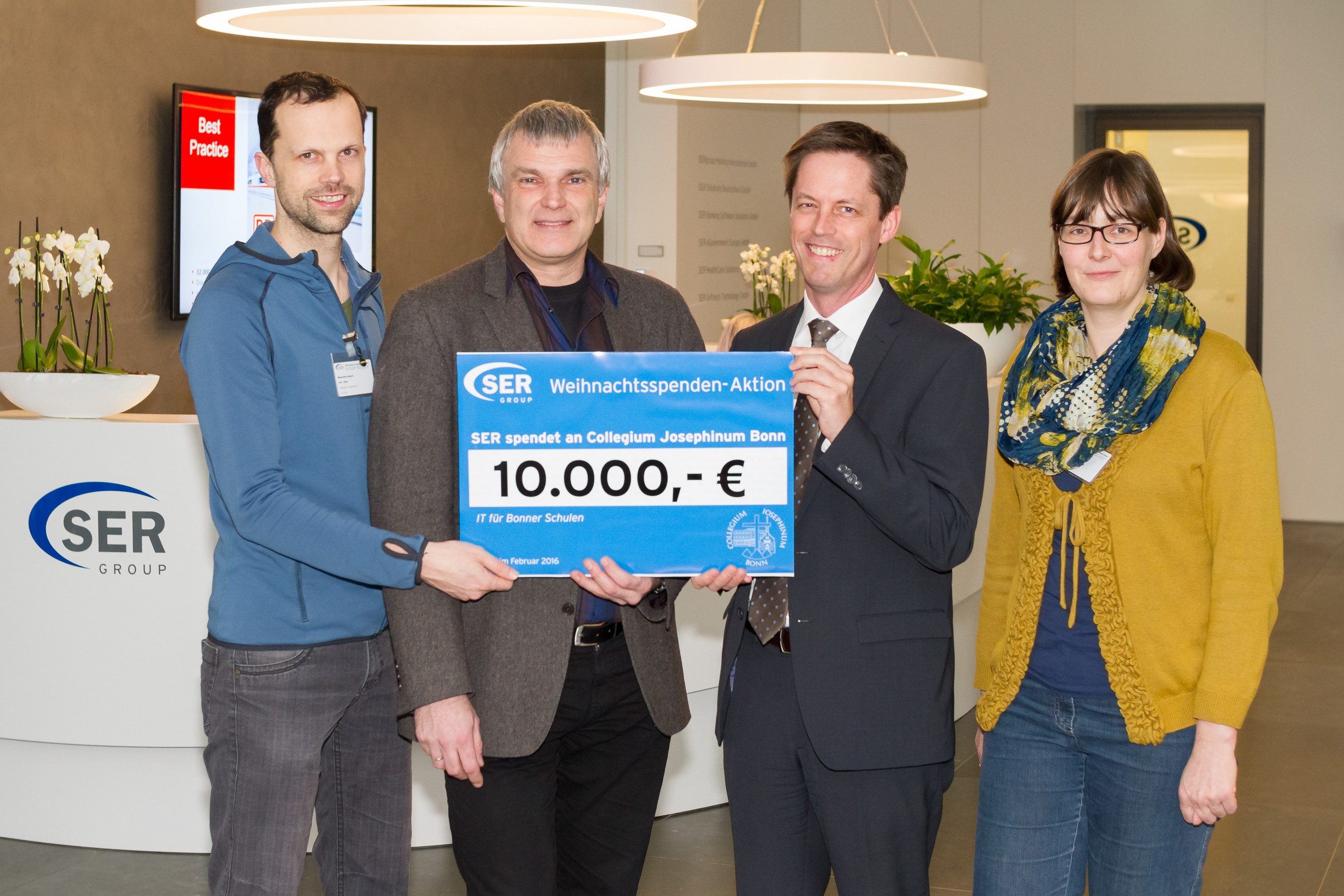 Scheckübergabe Weihnachtsaktion an cojobo